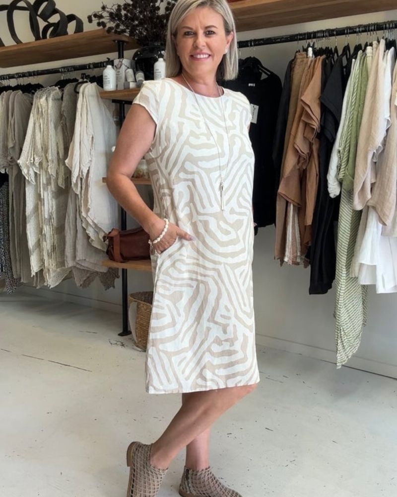 Nelia™ - Vintage dress with a round neckline and beautiful pattern