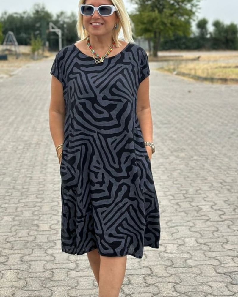 Nelia™ - Vintage dress with a round neckline and beautiful pattern