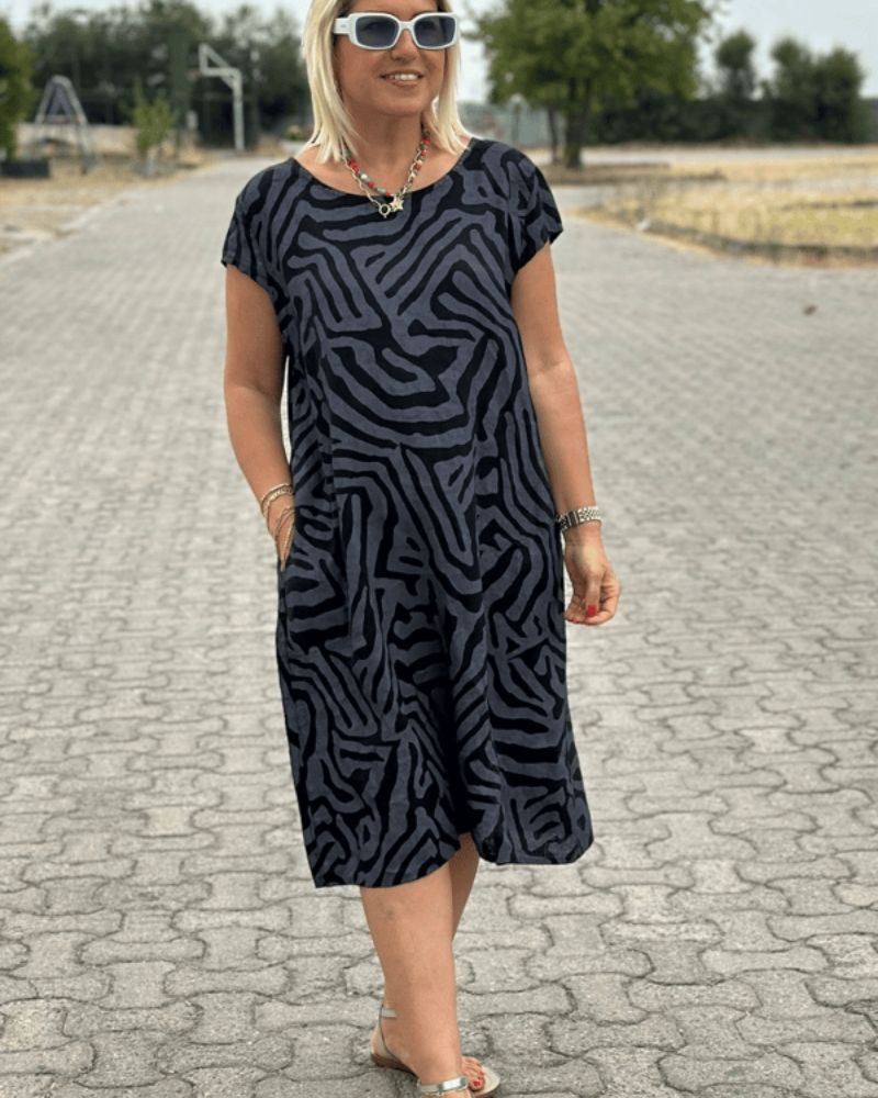 Nelia™ - Vintage dress with a round neckline and beautiful pattern