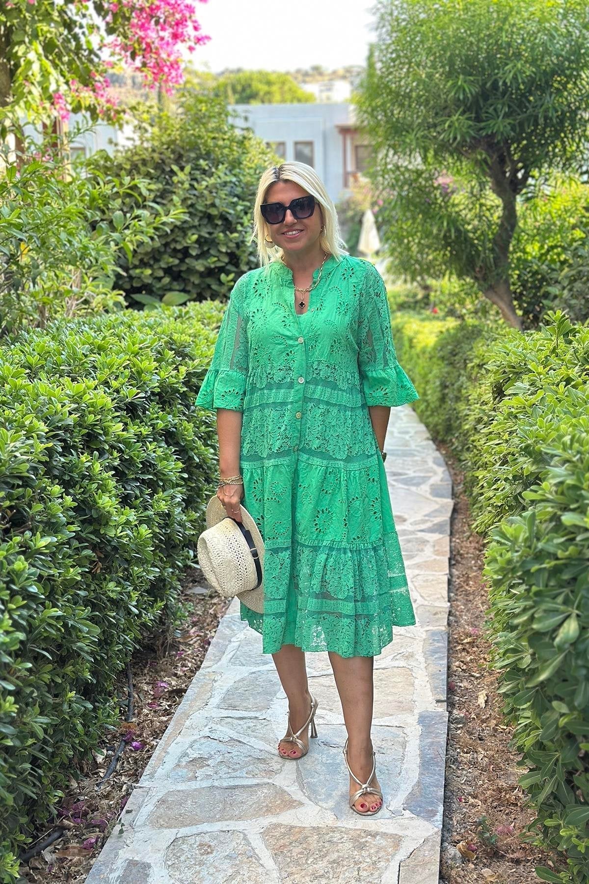 Mirelle – A Dress Without Restrictions with Fine Details