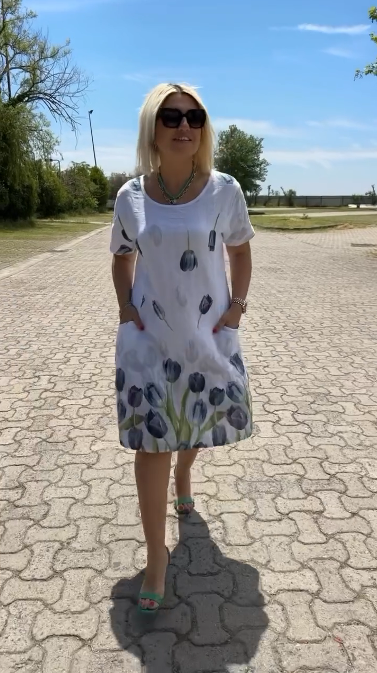 Neya™ - Vintage dress with a round neckline and stunning pattern